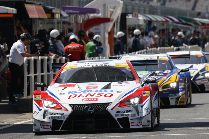 ノックアウト予選Q1: 予選に向けてピットアウトするGT500クラスのマシン