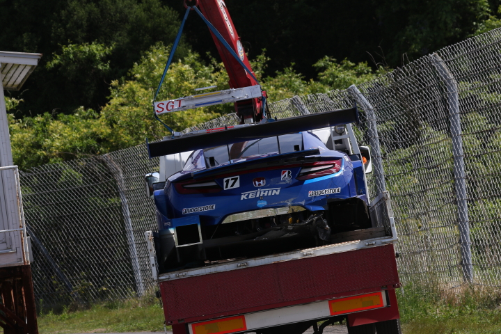 ノックアウト予選Q2: 回収されるKEIHIN NSX-GT