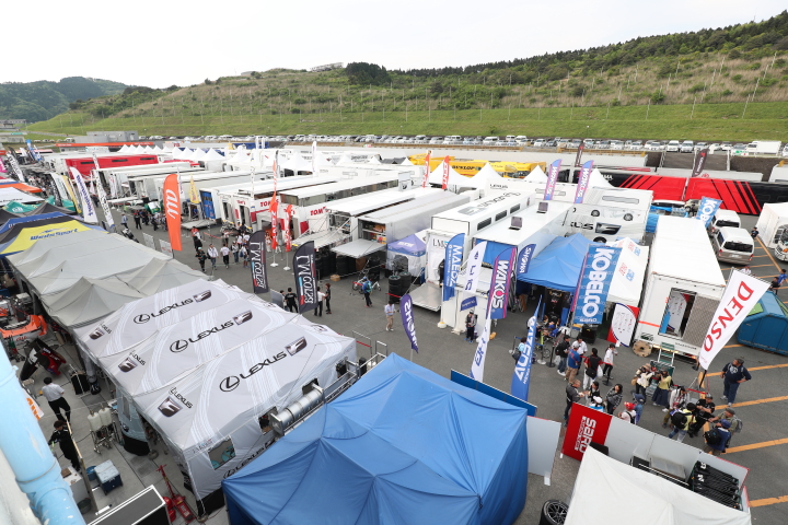 パドックにずらっと並んだチームのテント