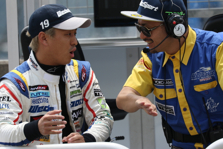 スタート進行: 関口雄飛と坂東正敬監督（LEXUS TEAM WedsSport BANDOH）