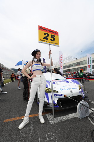 スタート進行: ポールポジションのグリッドに付いたVivaC 86 MC