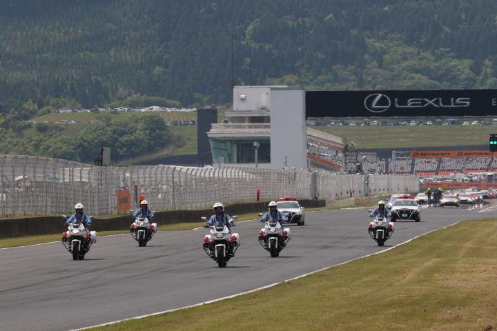 決勝レース: 大分県警による交通安全啓発のパレードラップ