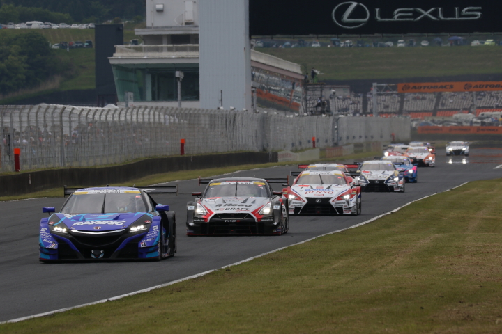 決勝レース: GT500クラスのスタートシーン