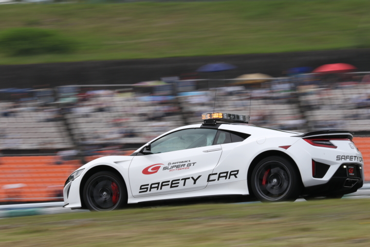 決勝レース: レース序盤にセーフティーカーが導入された