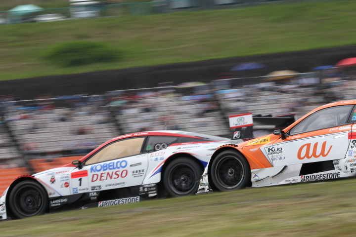 決勝レース: ヘイッキ・コバライネン（DENSO KOBELCO SARD LC500） vs ジェームス・ロシター（au TOM'S LC500）