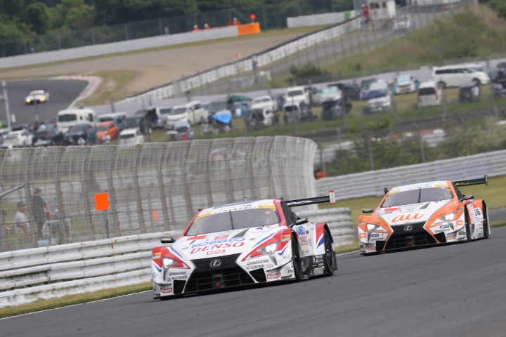 決勝レース: ヘイッキ・コバライネン（DENSO KOBELCO SARD LC500） vs ジェームス・ロシター（au TOM'S LC500）