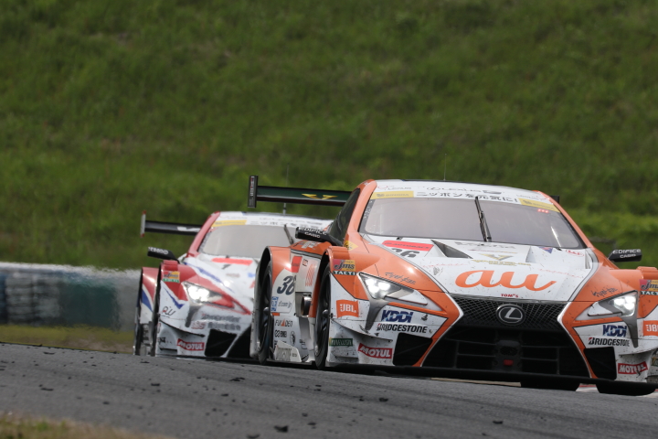 決勝レース: ヘイッキ・コバライネン（DENSO KOBELCO SARD LC500） vs ジェームス・ロシター（au TOM'S LC500）