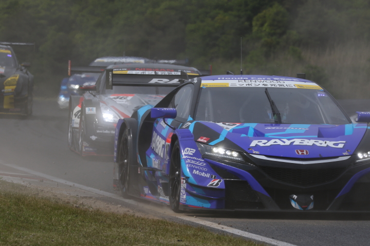 決勝レース: 伊沢拓也（RAYBRIG NSX-GT）を先頭としたGT500クラスの争い