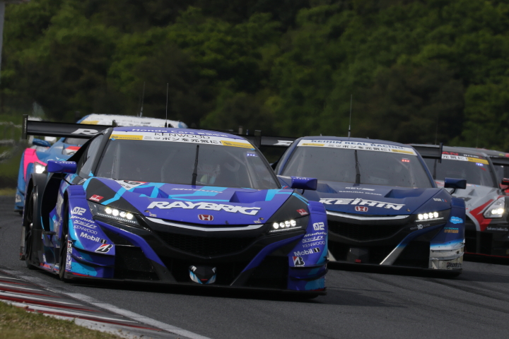 決勝レース: 伊沢拓也（RAYBRIG NSX-GT）を先頭としたGT500クラスの争い