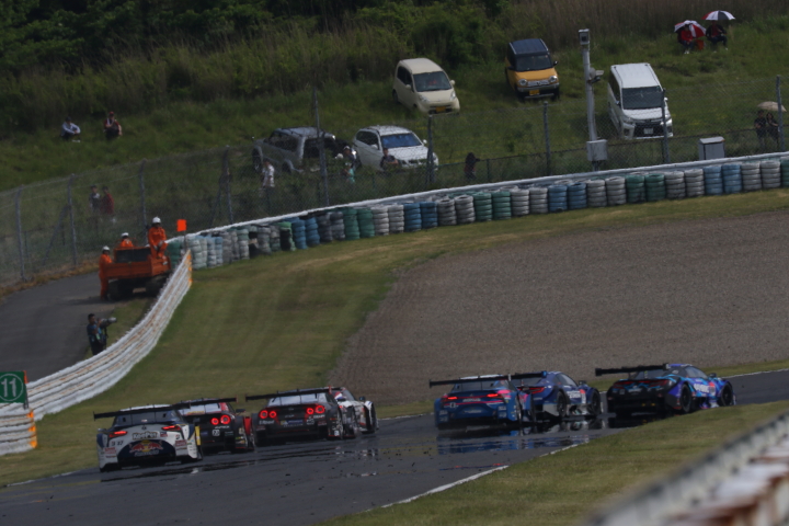 決勝レース: GT500クラス、終盤のし烈な争い