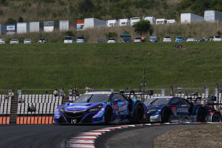 決勝レース: 伊沢拓也（RAYBRIG NSX-GT） vs 塚越広大（KEIHIN NSX-GT）