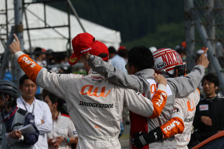 決勝レース: GT500クラスで優勝した中嶋一貴／ジェームス・ロシター組（LEXUS TEAM au TOM'S）