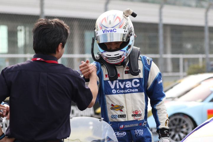 決勝レース: GT300クラスで優勝した松井孝允と土屋武士監督（VivaC team TSUCHIYA）