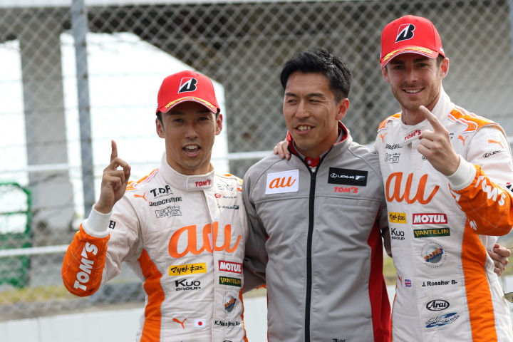 決勝レース: GT500クラスで優勝した中嶋一貴／ジェームス・ロシター組と伊藤大輔監督（LEXUS TEAM au TOM'S）