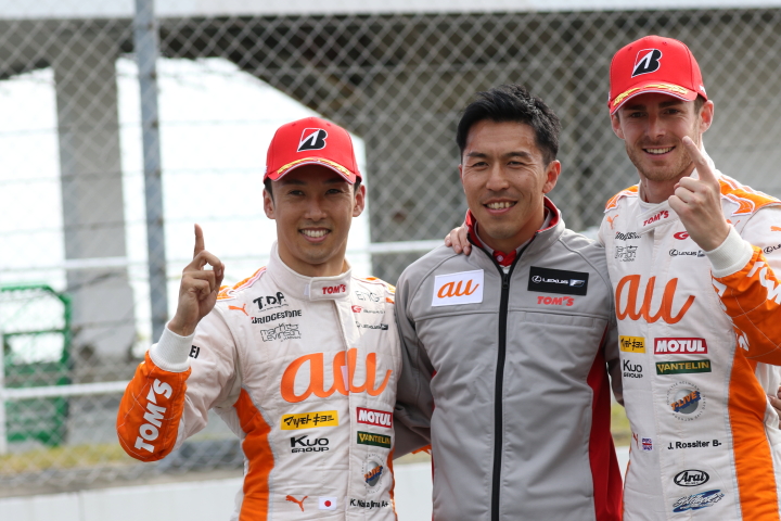 決勝レース: GT500クラスで優勝した中嶋一貴／ジェームス・ロシター組と伊藤大輔監督（LEXUS TEAM au TOM'S）