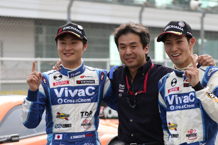 決勝レース: GT300クラスで優勝した松井孝允／山下健太組と土屋武士監督（VivaC team TSUCHIYA）