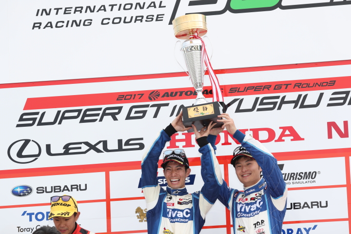 表彰式: GT300クラスで優勝した松井孝允と山下健太（VivaC team TSUCHIYA）