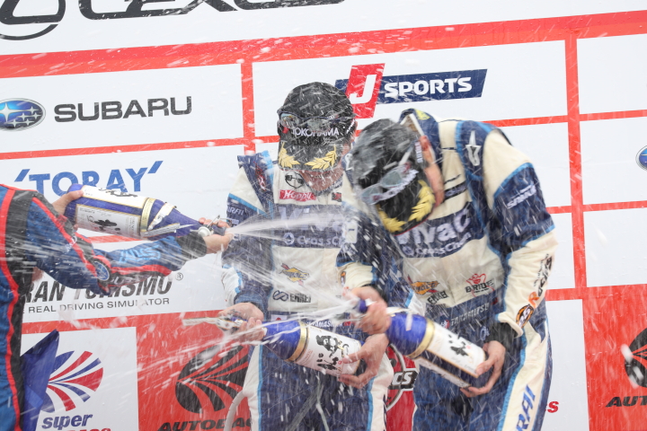 表彰式: シャンパンファイトはGT300クラスで優勝した松井孝允と山下健太（VivaC team TSUCHIYA）