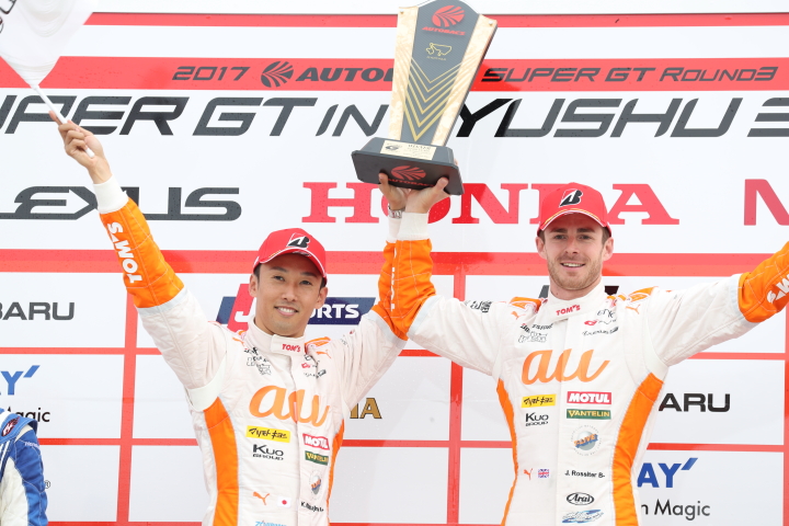 表彰式: GT500クラスで優勝した中嶋一貴とジェームス・ロシター（LEXUS TEAM au TOM'S）