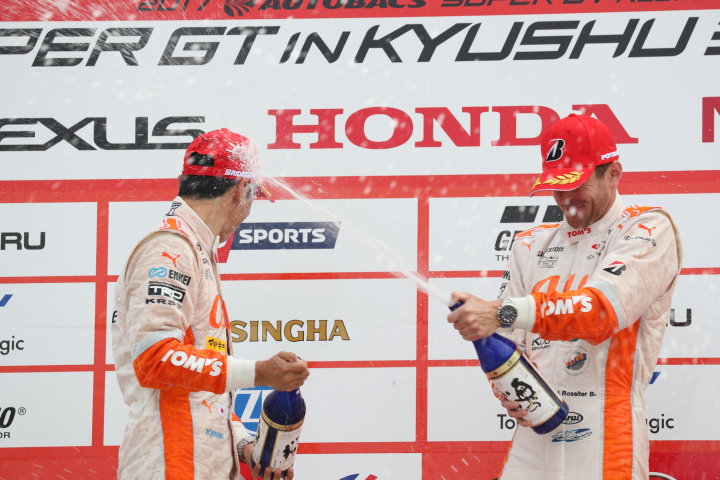 表彰式: シャンパンファイトはGT500クラスで優勝した中嶋一貴とジェームス・ロシター（LEXUS TEAM au TOM'S）