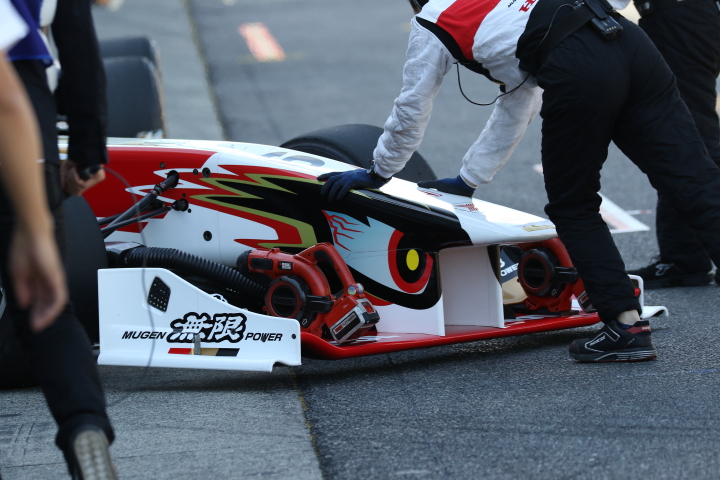 フリー走行: TEAM無限SF14