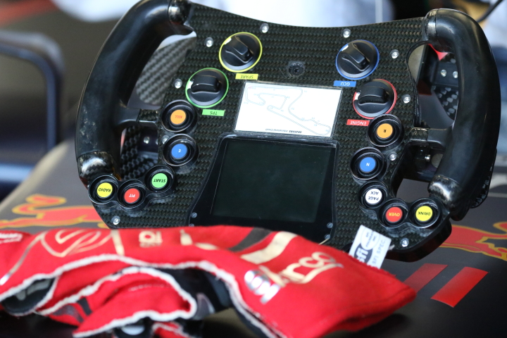 フリー走行: TEAM無限SF14のステアリング