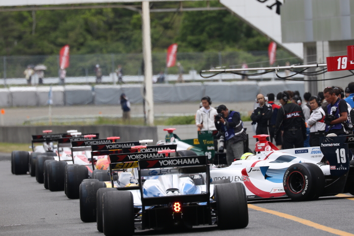 レース1公式予選: セッション前、ピットロードに並ぶSFマシン