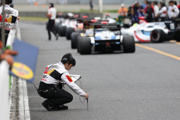 レース1公式予選: 路面温度を計測するTEAM無限のスタッフ