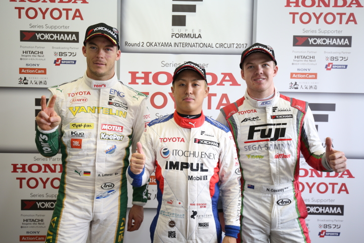 レース1公式予選: 記者会見後のフォトセッションでのトップ3のドライバーたち