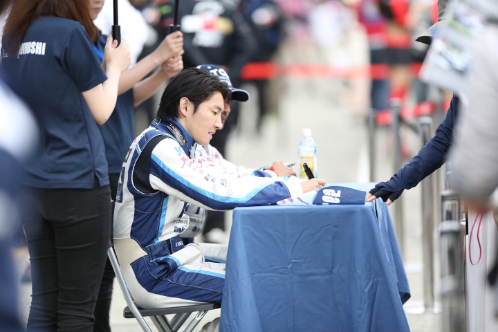 ピットウォーク: 中嶋大祐（TCS NAKAJIMA RACING）