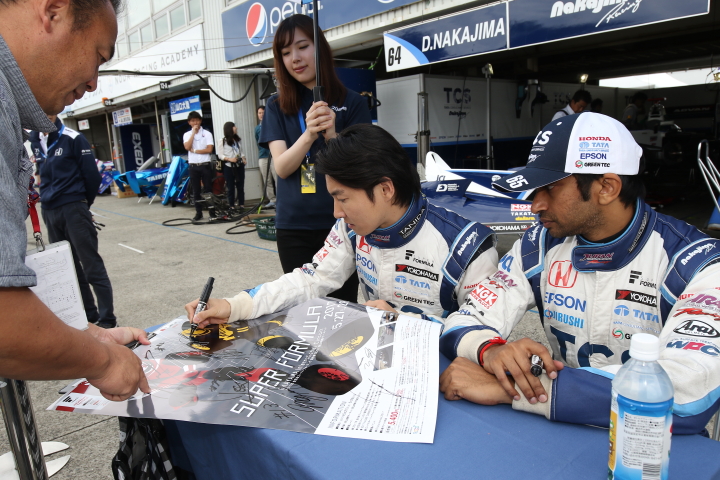 ピットウォーク: 中嶋大祐とナレイン・カーティケヤン（TCS NAKAJIMA RACING）