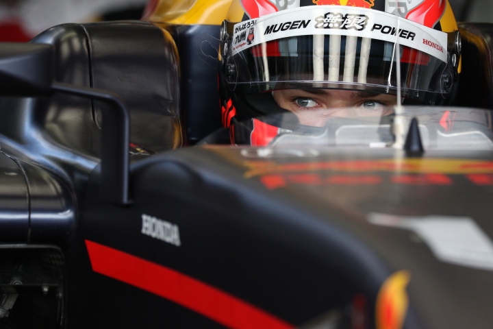 レース1スタート進行: ピエール・ガスリー（TEAM無限）