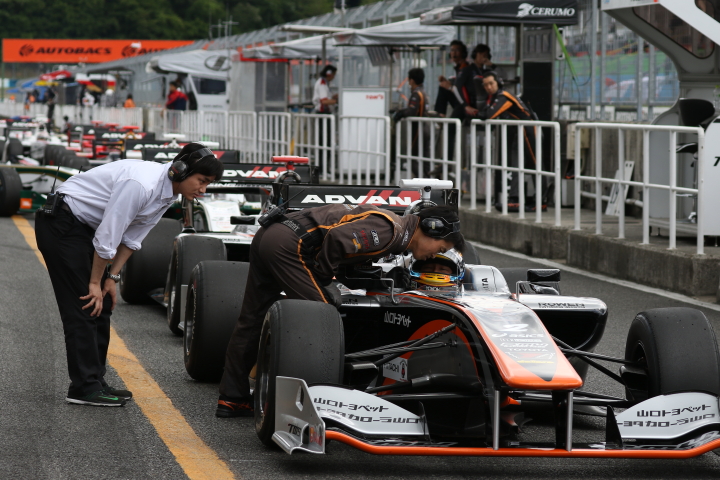 レース1スタート進行: ピットロードに並ぶSFマシン