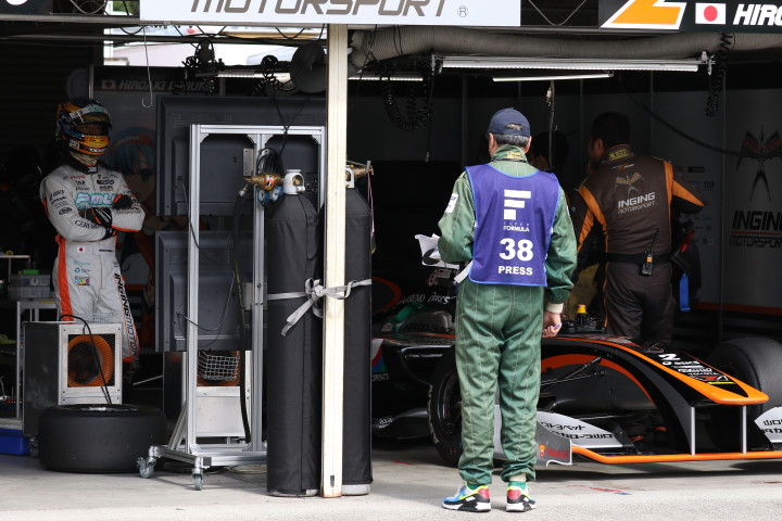 レース1スタート進行: 石浦宏明（P.MU/CERUMO · INGING）