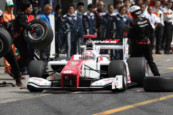 レース1スタート進行: 野尻智紀（DOCOMO DANDELION M40S SF14）