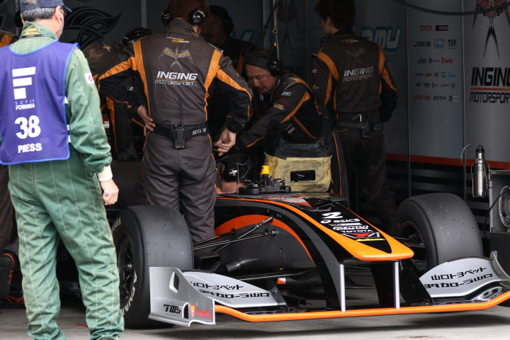 レース1スタート進行: 石浦宏明（P.MU/CERUMO・INGING SF14）