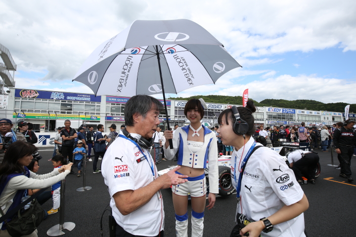 レース1スタート進行: 星野一義監督（ITOCHU ENEX TEAM IMPUL）