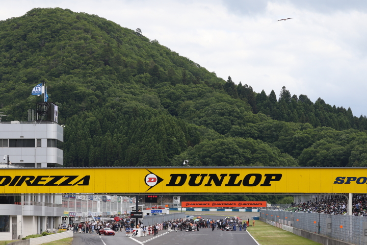 レース1スタート進行: サーキット上空に鳶が飛ぶ