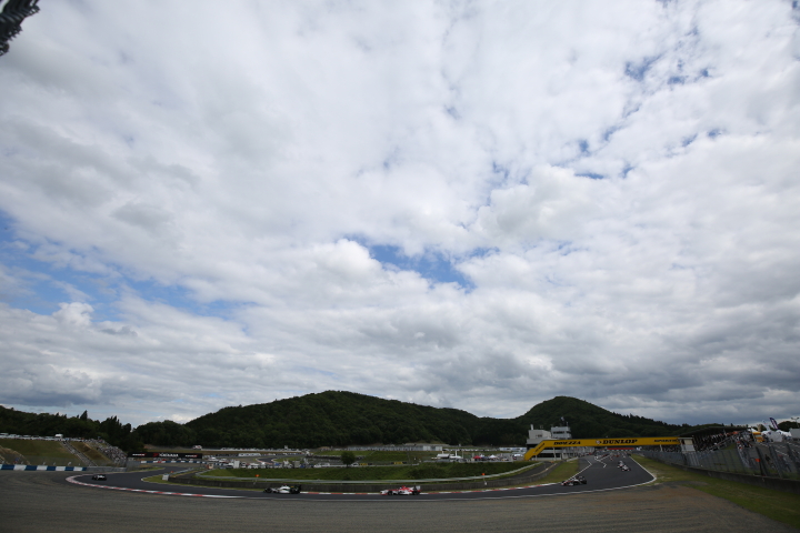 レース1決勝: フォーメーションラップが始まった