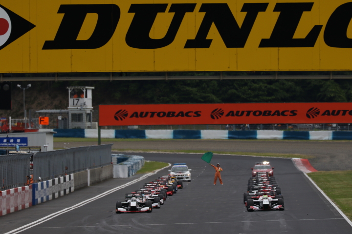 レース1決勝: まもなくスタート