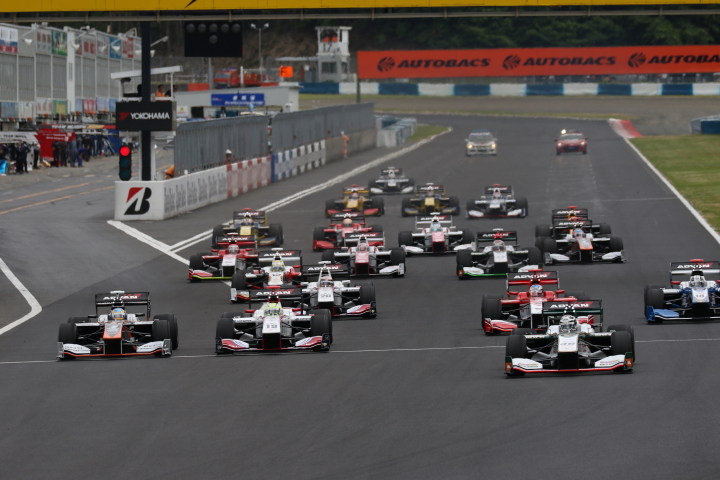 レース1決勝: 30周の決勝レースが始まった