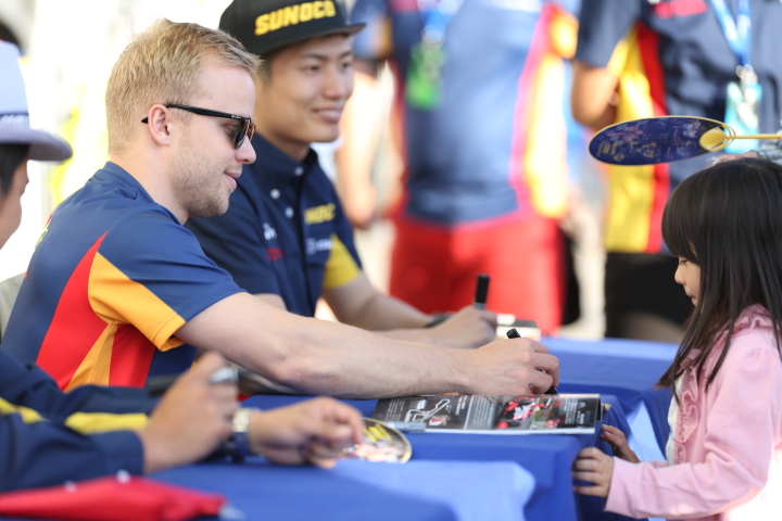 キッズピットウォーク: フェリックス・ローゼンクヴィスト（SUNOCO TEAM LEMANS）