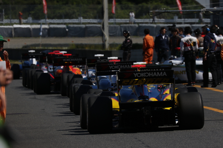 レース2公式予選: ピットロードに並ぶSFマシン