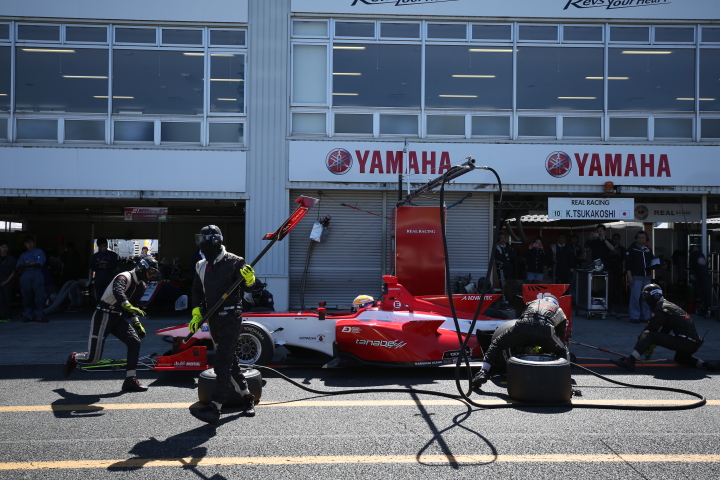 レース2公式予選: 塚越広大（REAL SF14）