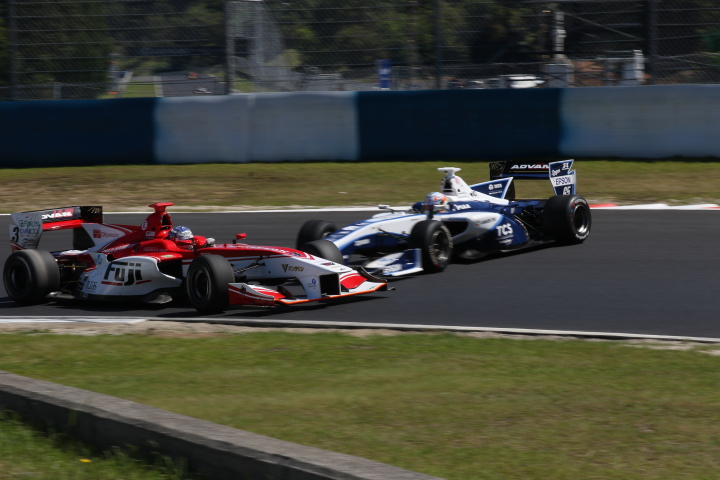 レース2公式予選: スピンをするナレイン・カーティケヤン（NAKAJIMA RACING SF14）