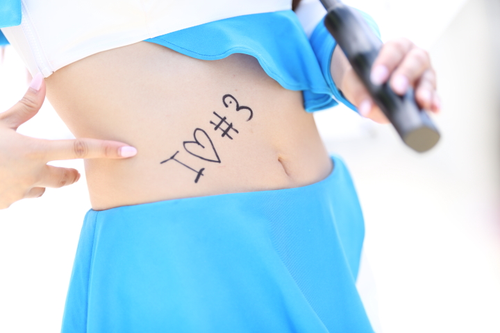 ピットウォーク: ニック・キャシディに落書きされたレースクイーン