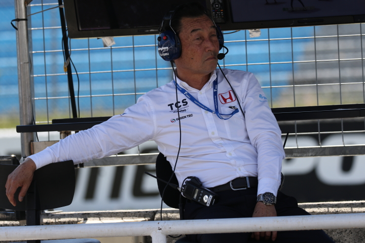 レース2スタート進行: 中嶋悟監督（TCS NAKAJIMA RACING）