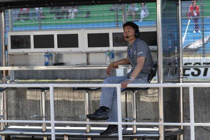 レース2スタート進行: 金石勝智監督（REAL RACING）