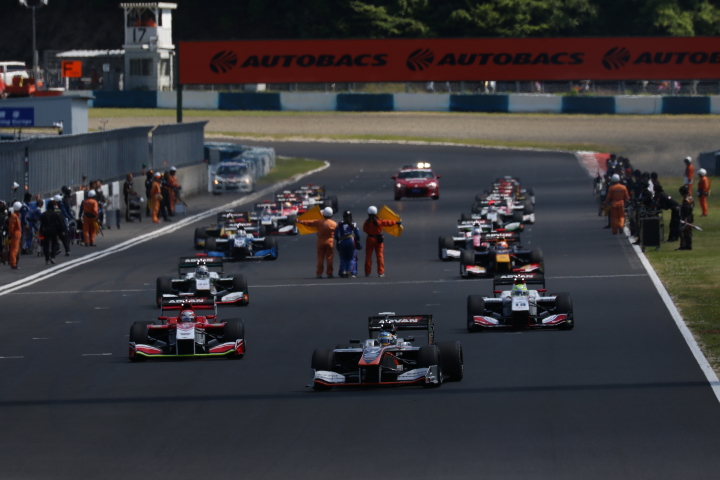 レース2決勝: フォーメーションラップが始まった