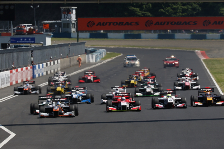 レース2決勝: ピット義務1回51周のレースがスタートした